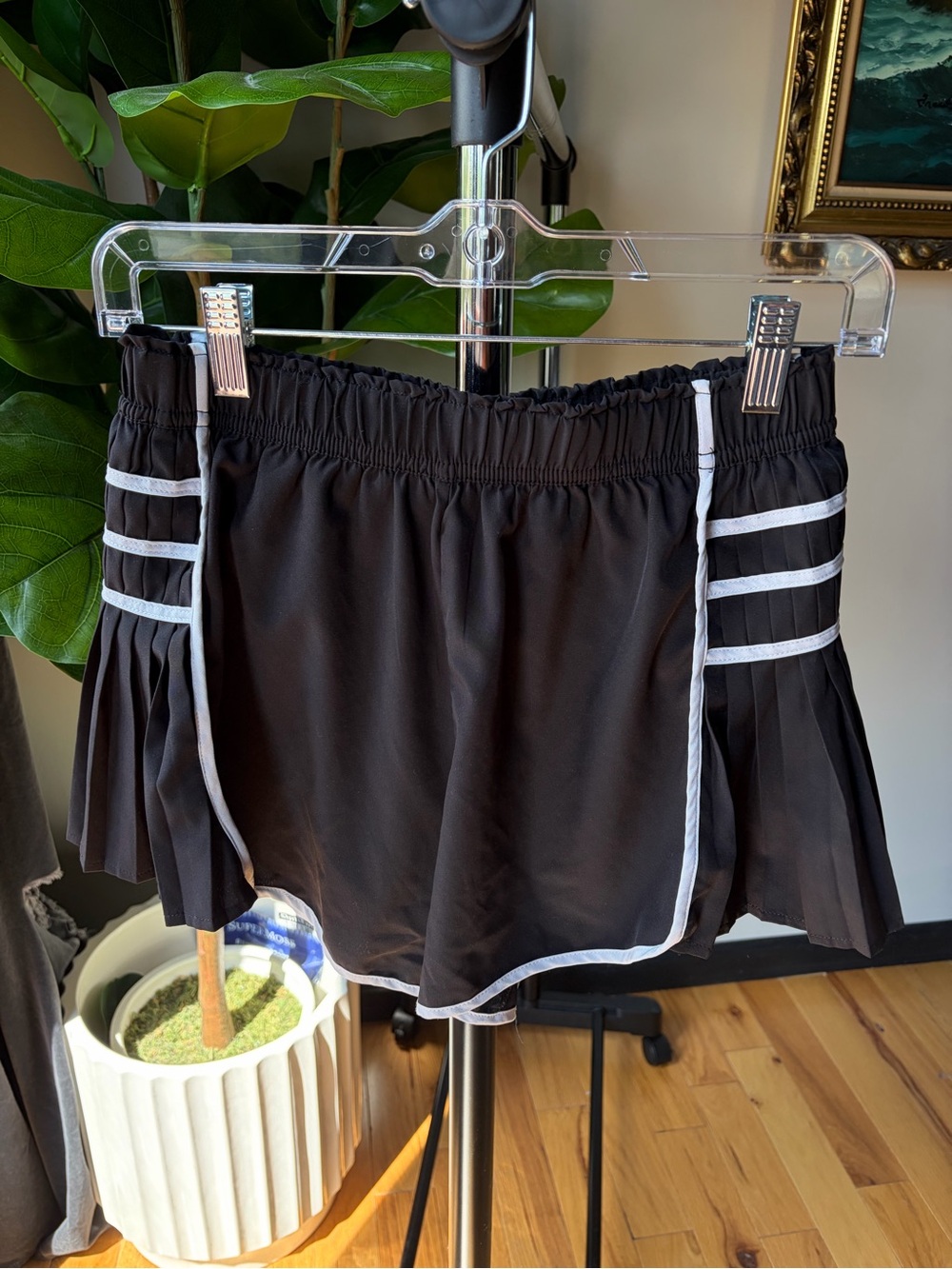 Black Athletic Pleated Women’s Shorts with White Trim Sz Small